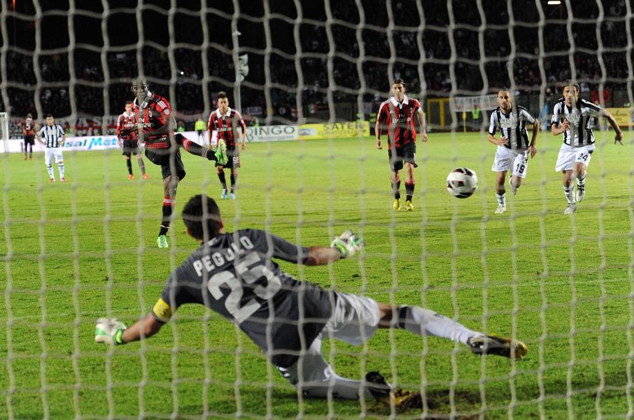 Il gol su rigore al Siena che vale l&#39;1-1 provvisorio, poi arriverà il 2-1 di Mexes che vale l&#39;accesso ai preliminari di Champions. Nel primo anno al Milan Balotelli segna 12 gol in 13 partite di serie A . Ansa